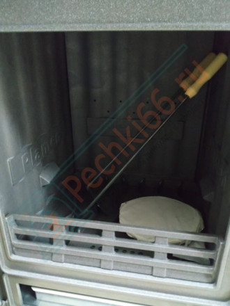 Чугунная печь-камин Vesta, красная (Plamen)